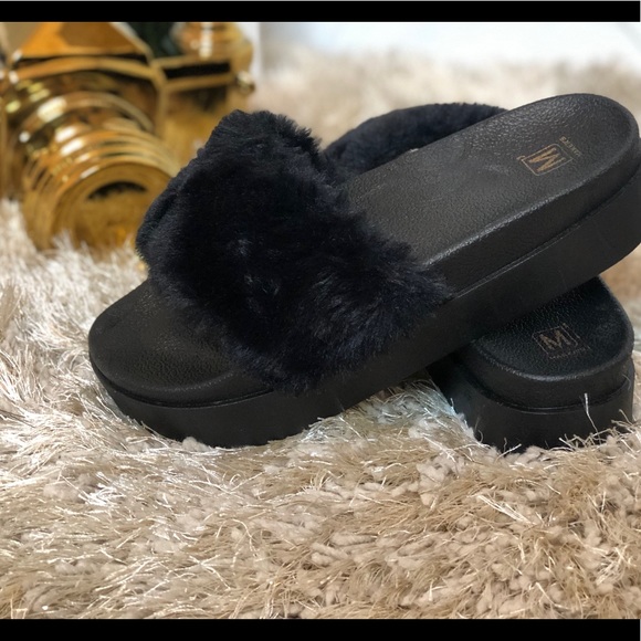 Shoes - Furry slippers 🖤❣️